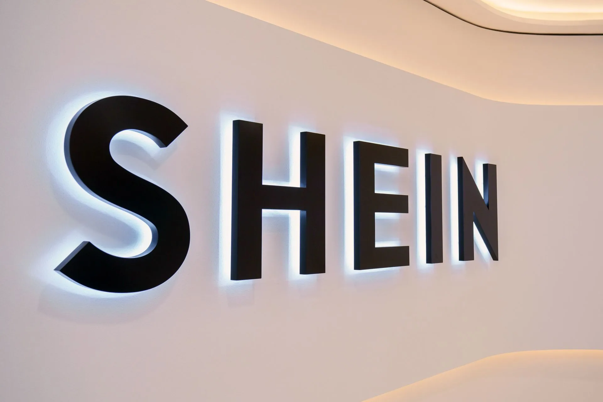 Shein ร่วงตั้งแต่ก้าวแรกในตลาดหุ้นฮ่องกง บทเรียนแบรนด์ที่โตเร็วเกินความเชื่อมั่น